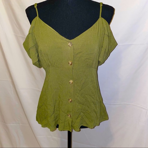Tops - 🆕green top⭐️4/$25⭐️10/50🔥cold shoulder adj